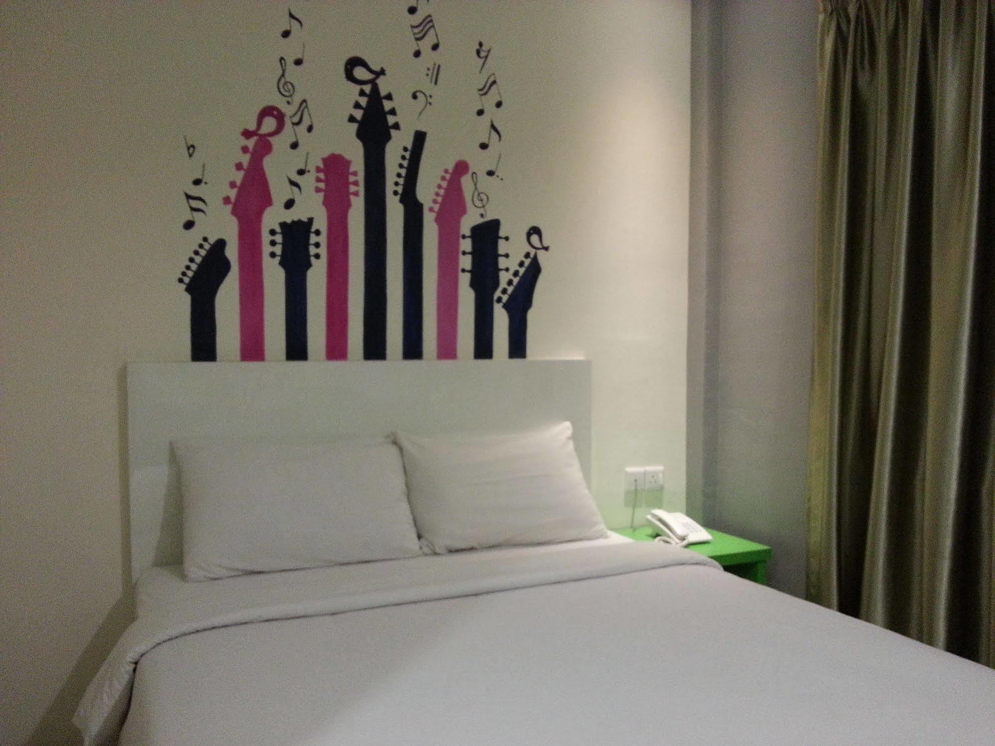 Hotel Strawberry Fields Petaling Jaya Exterior foto